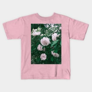 SEARCH FOR CHARMING ROSES Kids T-Shirt